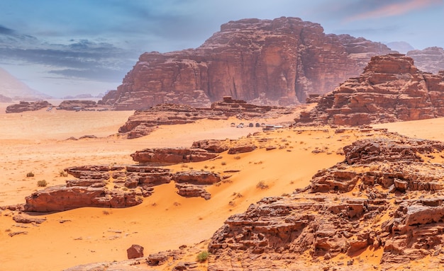 Góry z czerwonym piaskiem i marsjański krajobraz pustyni Wadi Rum w Jordanii