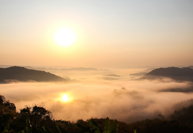 Góry zaśgają i wschodu słońca widok od Phu Huay Isan w Nong Khai, Tajlandia.