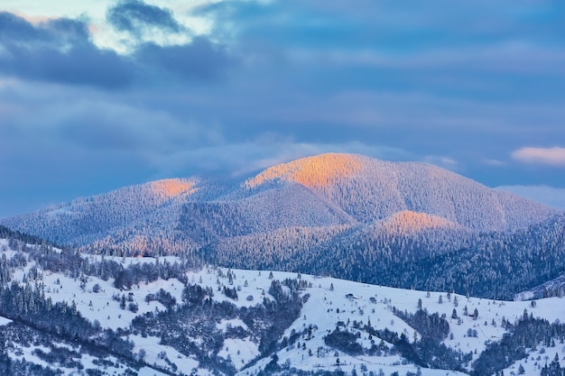Góry ze wzgórzami pokrytymi śniegiem i słonecznymi szczytami