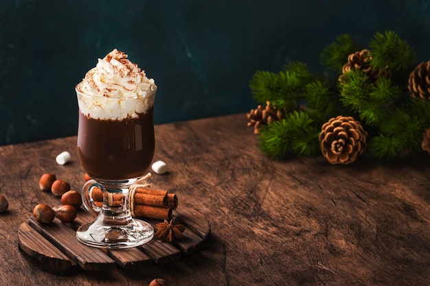 Gorzka czekolada w płynie z bitą śmietaną i proszkiem kakaowym Zimowy i jesienny napój deserowy Świąteczny ciepły napój Copy space