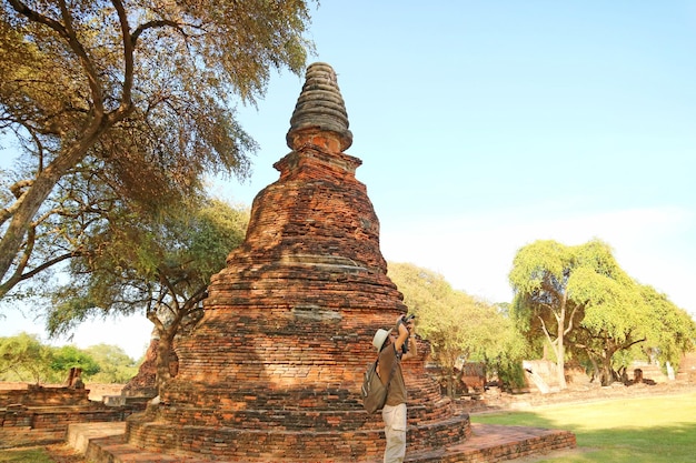 Gość Robi Zdjęcia W Wat Phra Si Sanphet W Parku Historycznym Ayutthaya Tajlandia