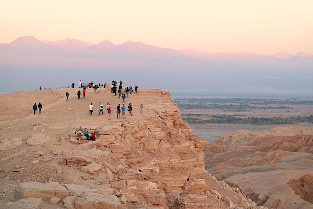 goście na klifie czekają na zachód słońca w dolinie valle de la luna lub dolinie księżyca na pustyni atacama chile