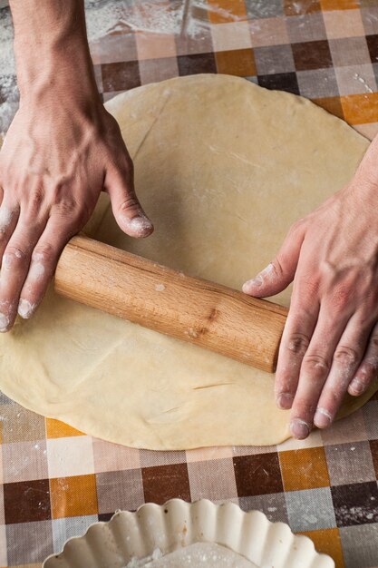 Gotować i domowy pojęcie - zamyka up męskie ręki ugniata ciasto