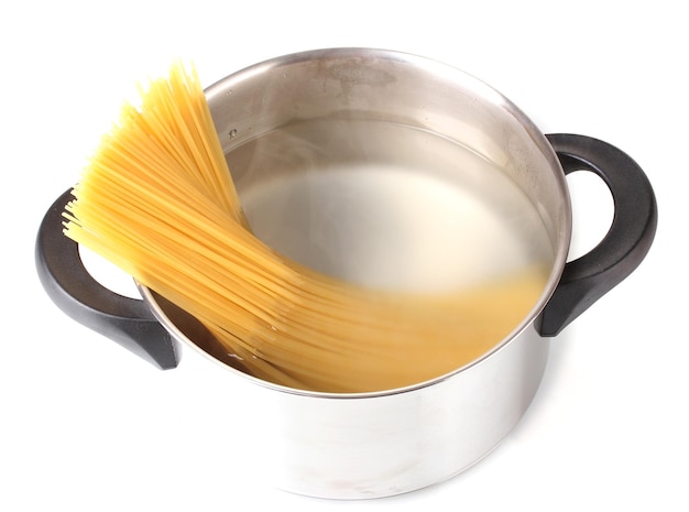 Zdjęcie gotować spagetti na patelni na białym tła zbliżeniu