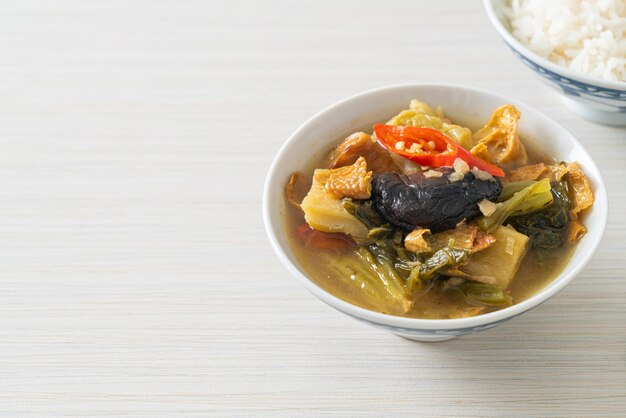 gotowana kiszona kapusta i gorzka zupa z tykwy - kuchnia azjatycka i wegańska oraz wegetariańska