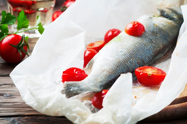 Gotowana labraksa z pomidorami i natką pietruszki