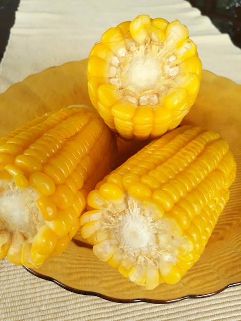 Gotowana złocistożółta słodka kukurydza lub Zea mays na talerzu Zbliżenie