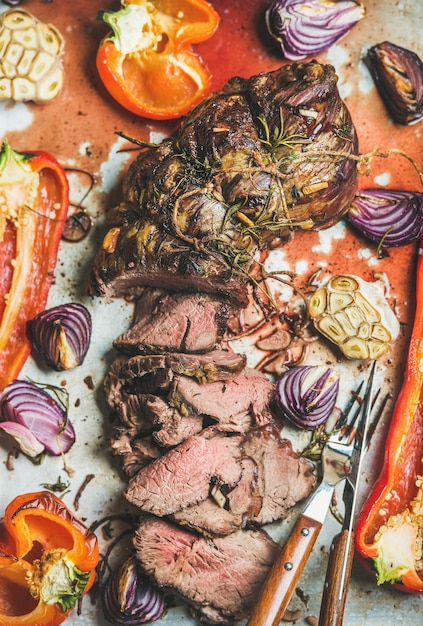 Gotowane mięso rostbef z grillowanymi warzywami i ziołami widok z góry