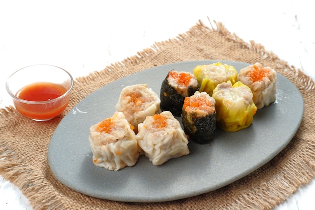 gotowane na parze kluski dimsum z sosem chili