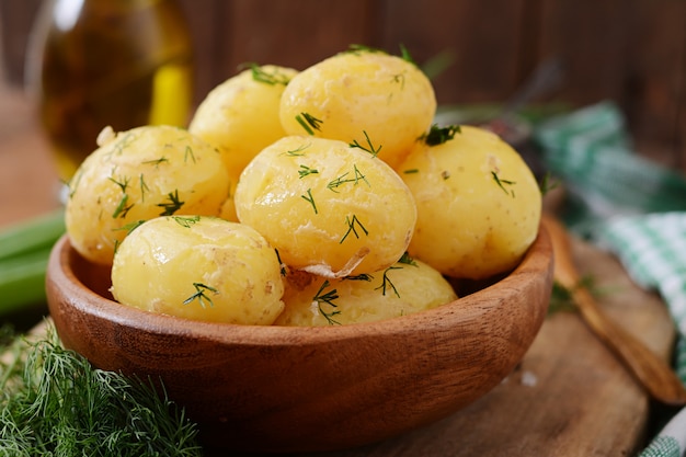 Zdjęcie gotowane nowe ziemniaki doprawione koprem i masłem