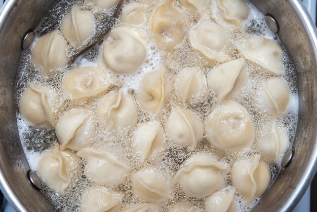 Gotowane pierogi lub pel'meni na patelni, zdjęcie żywności może służyć jako tło