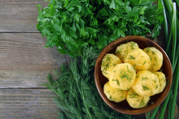 Zdjęcie gotowane ziemniaki z zieleniną w misce na stole z bliska