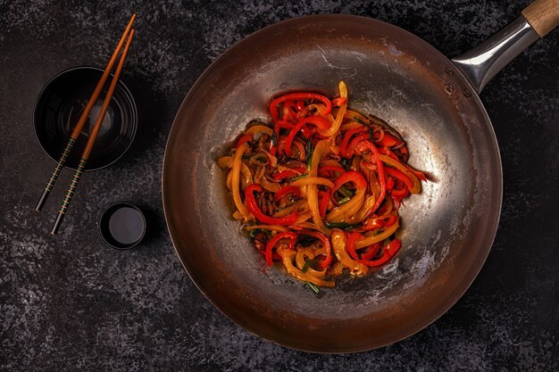 Gotowanie azjatyckiego woka z smażonymi warzywami