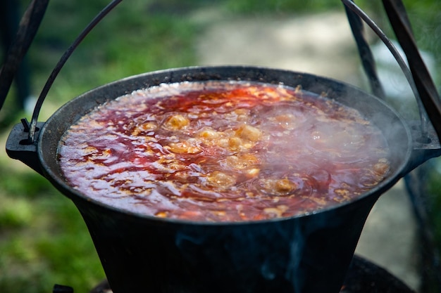 gotowanie chili con carne w kotle