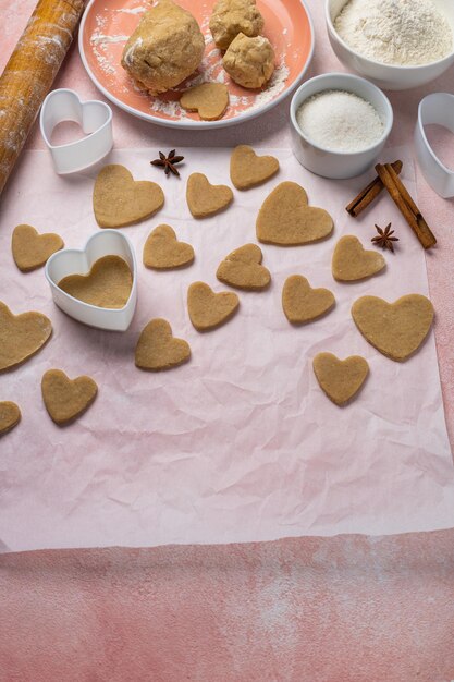Gotowanie Ciasteczek Na Walentynki Ze Składnikami Na Różowym Tle