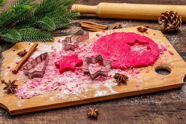 Gotowanie ciasteczek z czerwonym imbirem. Tradycyjne świąteczne wypieki.