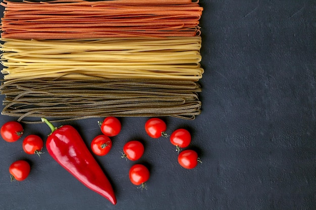 Gotowanie domowego makaronu z naturalnymi pomidorami i papryką paprykową