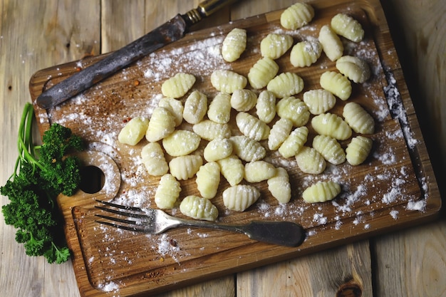 Gotowanie Gnocchi. Kuchnia Włoska.