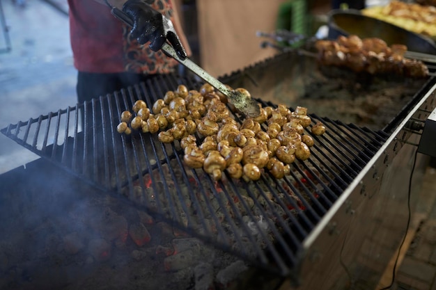 Gotowanie Grzybów Na Węglu Na Grillu Street Food Pieczarki