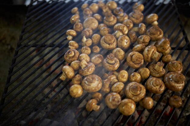 Gotowanie Grzybów Na Węglu Na Grillu Street Food Pieczarki