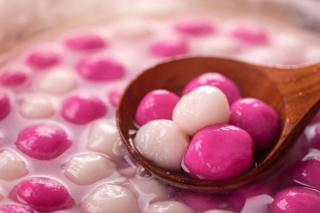 Gotowanie I Gotowanie Tradycyjnego Pysznego Tangyuan, Tang Yuan, Klusek Ryżowych Na Przesilenie Zimowe I Jedzenie Na Festiwal Yuanxiao.