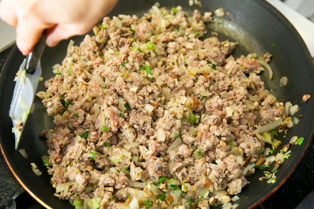 Gotowanie japońskiej gyozy. Tradycyjne japońskie pierożki nadziewane mięsem i warzywami.