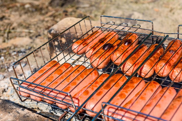 Gotowanie kiełbasek na grillu na ognisku