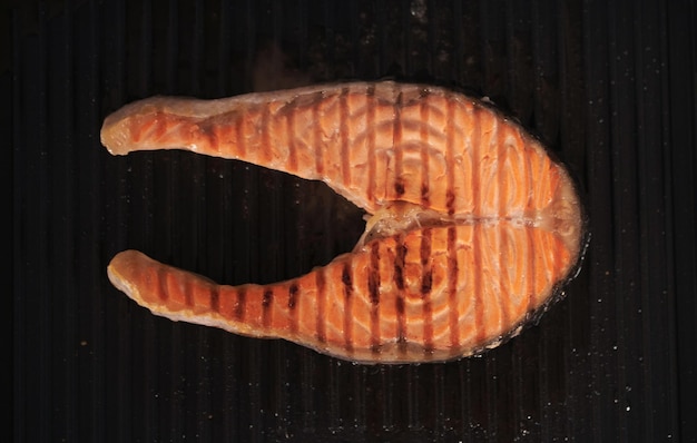 Zdjęcie gotowanie łososia z grilla pyszne i zdrowe owoce morza