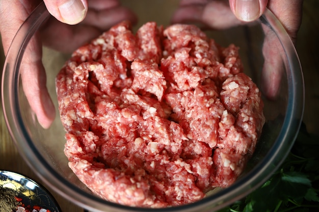 Gotowanie mięsa mielonego na burgery lub grillowanie
