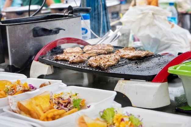 Gotowanie mięsa na grillu na targu