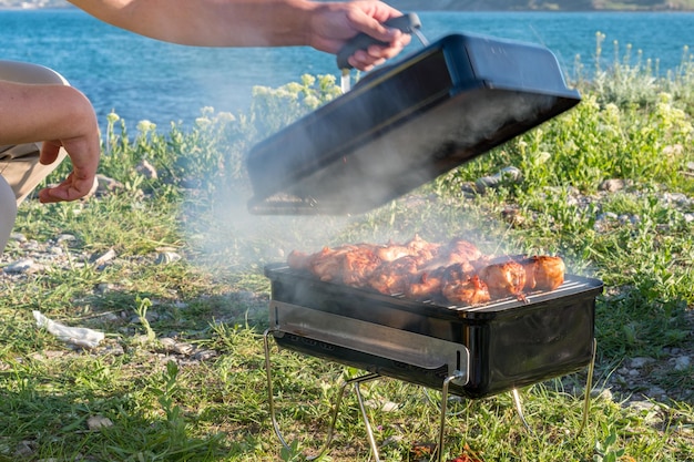 Gotowanie na grillu grillowym Weekend w plenerze Blisko morza, plaży i gór