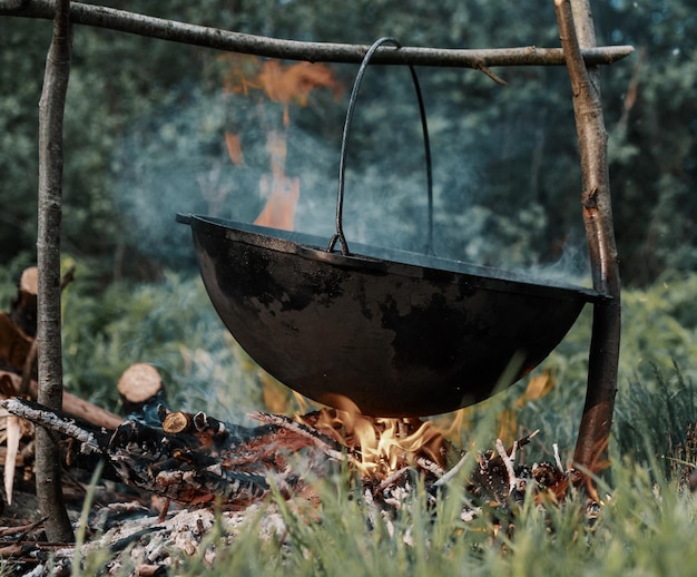 Zdjęcie gotowanie na ogniu na łonie natury w obozie