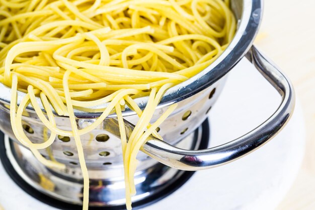 Gotowanie organicznego spaghetti na obiad.