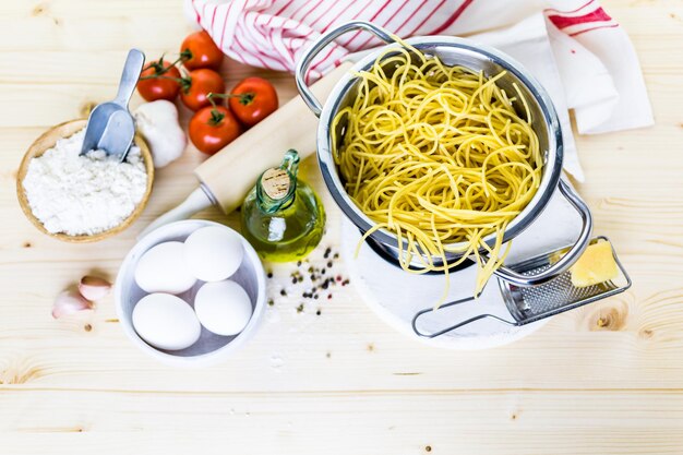 Zdjęcie gotowanie organicznego spaghetti na obiad.