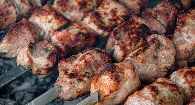 Gotowanie shish kebab na barbecue z wołowiny i wieprzowiny selektywne skupienie