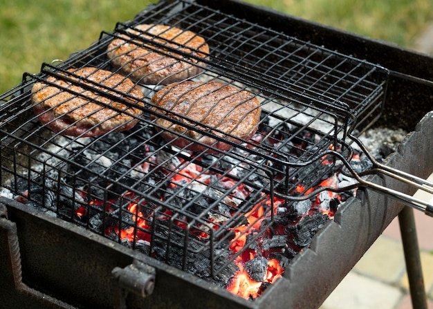 Zdjęcie gotowanie steków na grillu w ogrodzie