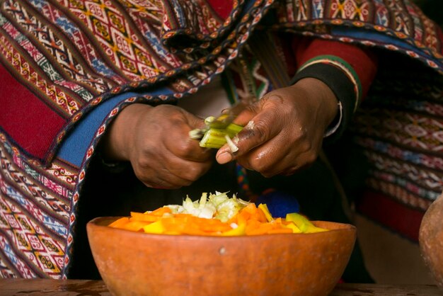 Gotowanie tradycyjnej andyjskiej zupy jarzynowej przed ucztą Pachamanca z plemieniem Quechua.