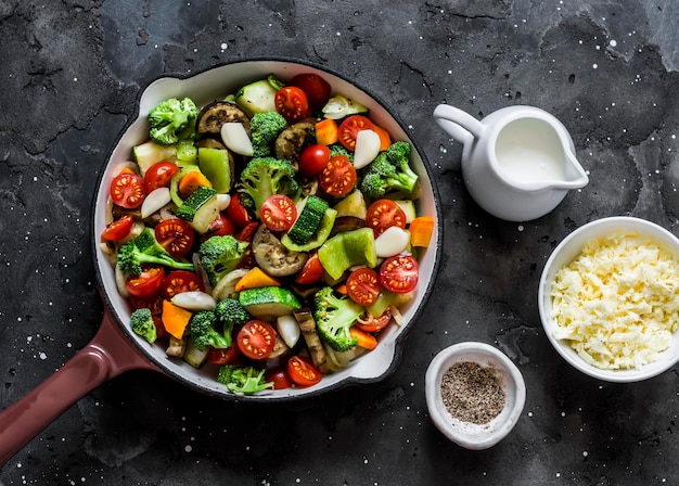 Gotowanie wegetariańskiego ratatouille zapiekanego na patelni