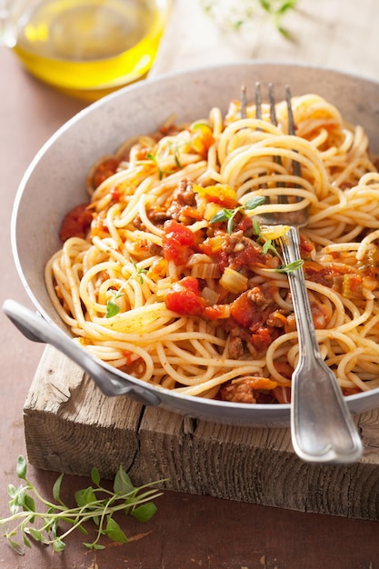 Zdjęcie gotowanie włoskiego makaronu spaghetti bolognese