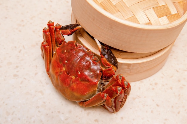 Gotowany chiński włochaty krab odizolowywający na bielu