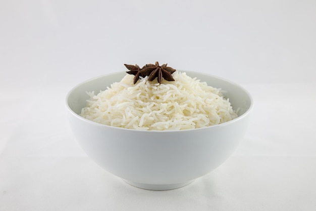 Gotowany ryż w misce białe tło obrazu