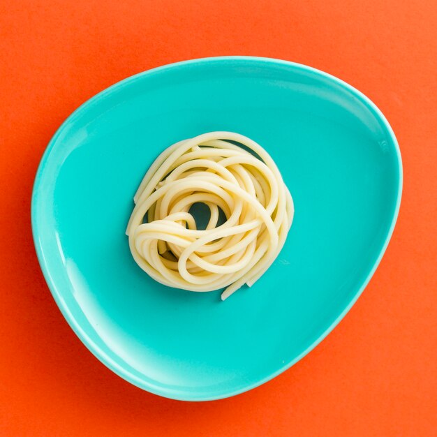 Gotowany spaghetti na błękitnym talerzu