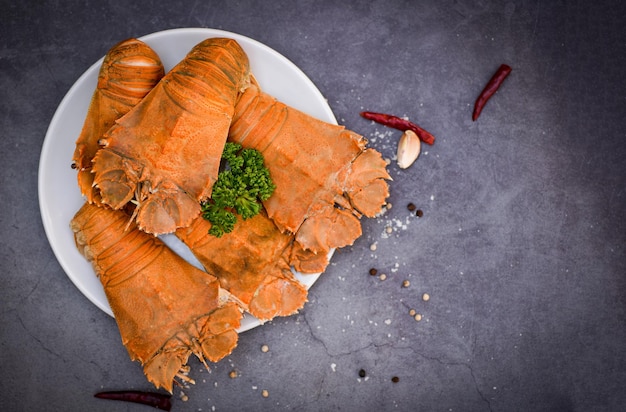 Gotowany świeży homar na płaskim łbie z pietruszką z rozmarynem w restauracji z owocami morza