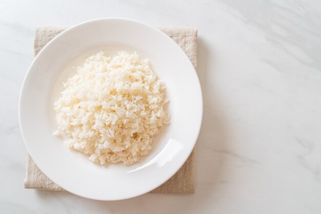 gotowany tajski biały ryż jaśminowy na talerzu