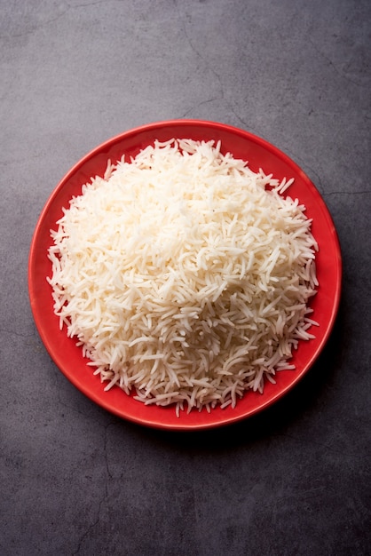 Gotowany zwykły biały ryż basmati w czerwonym talerzu