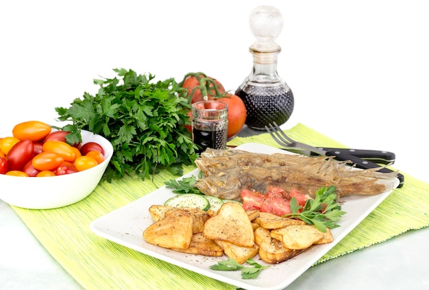 Gotowe posiłki Smażona świeża gorąca sola rybna z warzywami i frytkami ziemniaczanymi na stole zbliżenie