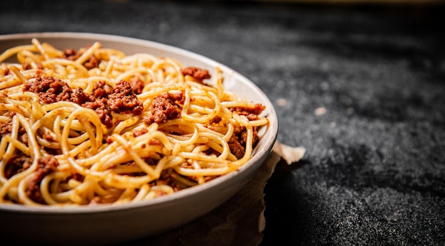 Zdjęcie gotowe spaghetti bolognese na stole