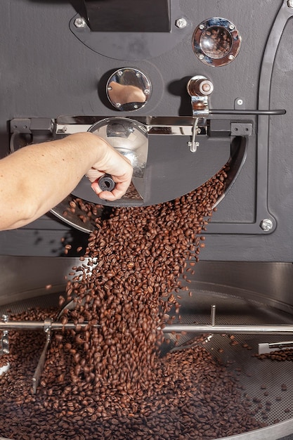 Zdjęcie gotowo pieczone ziarna kawy są transportowane do ochłodzenia z maszyny do pieczenia