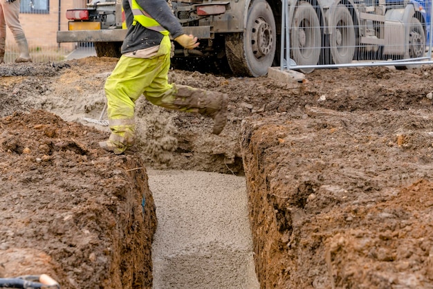 Gotowy beton półsuchy dostarczony na plac budowy i wyładowany z betoniarki