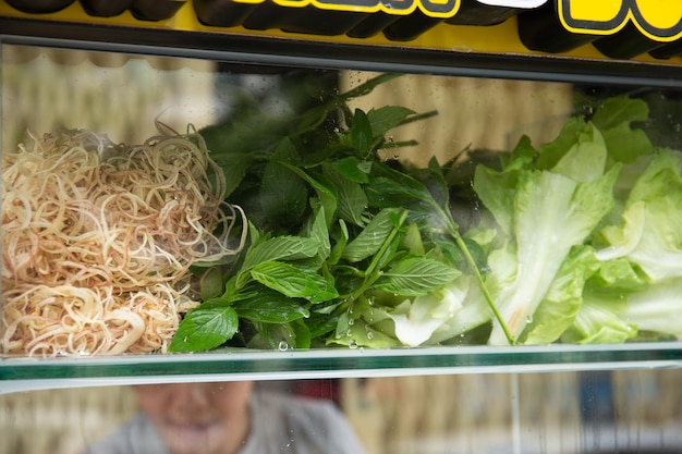 Gotowy do sprzedaży żywności i warzyw na półkach ulicznych sprzedawców